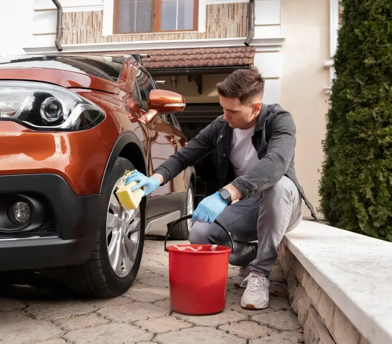 Lavage auto à domicile Val-d'Auge : professionnel intervenant sur un véhicule